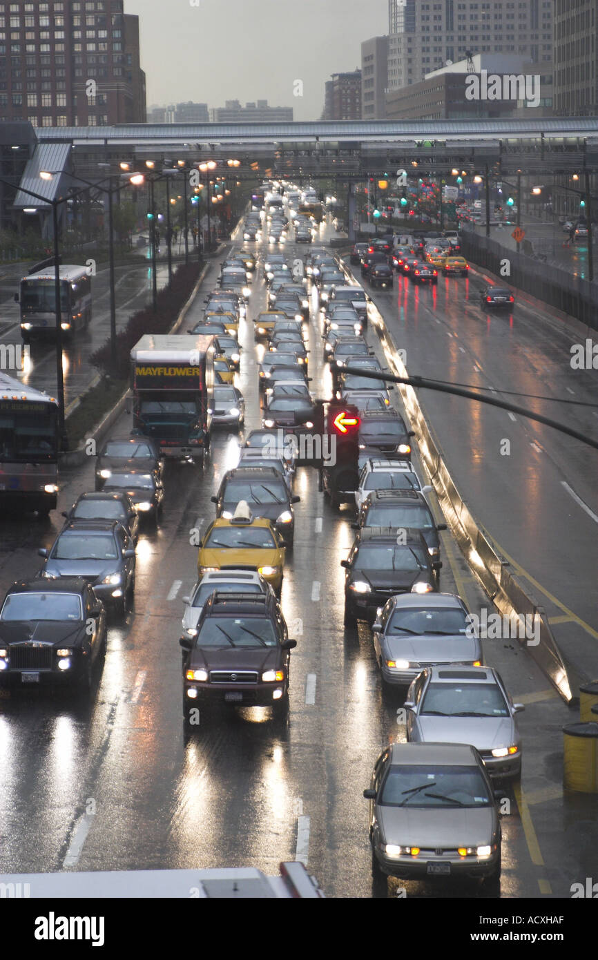 Bagliore dei fari in NYC ingorghi di traffico Foto Stock