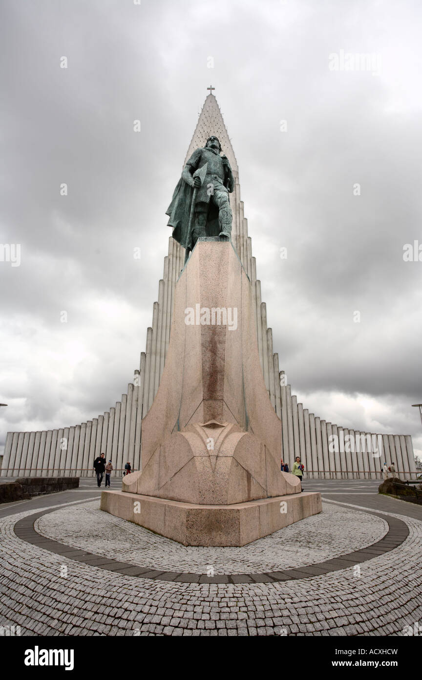 Statua di Leifr Eiriksson davanti Hallgrímskirkja (chiesa di Hallgrímur), Reykjavík, Islanda Foto Stock