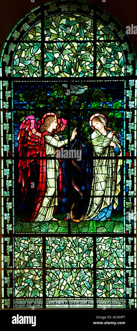 Vetrata pre-Raphaelite disegnata da Sir Edward Burne-Jones Winchester Cathedral Hampshire Foto Stock