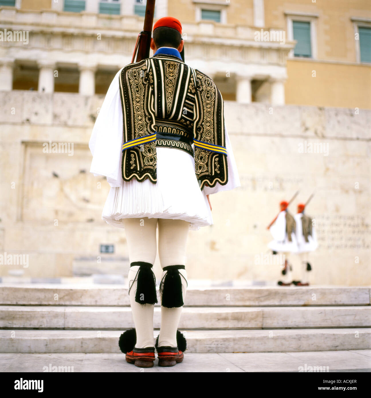 Protezioni Evzones in costume tradizionale marciando al di fuori del Parlamento Greco Atene KATHY DEWITT Foto Stock