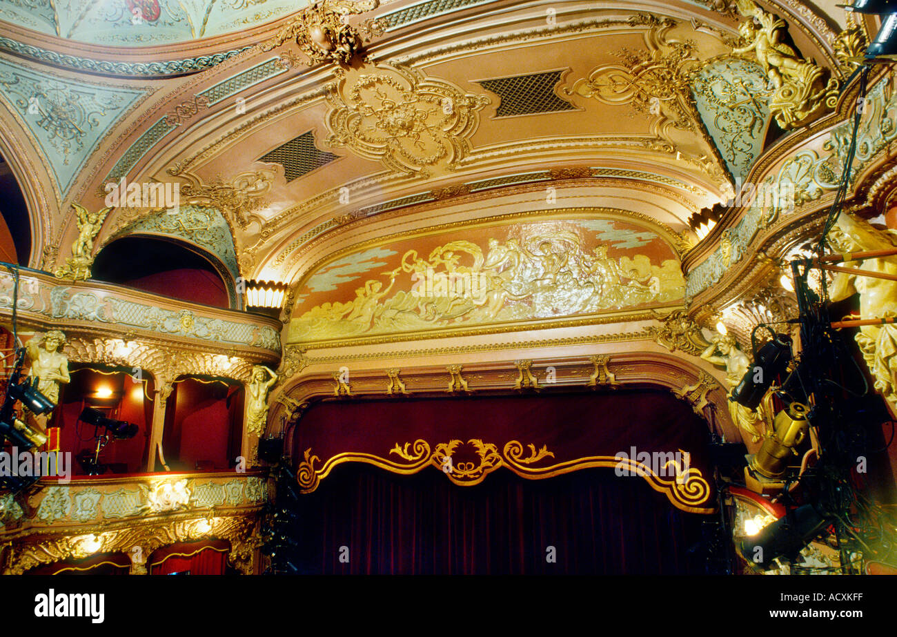 Il Proscenium arch e auditorium dell'interno di Apollo Theatre, Londra Foto Stock