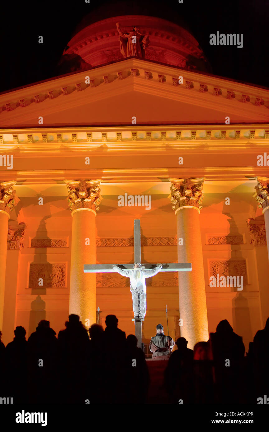 Passione ecumenica Play, Via Crucis - Via della Croce, Cattedrale di Helsinki, la Piazza del Senato, Helsinki, Finlandia Foto Stock