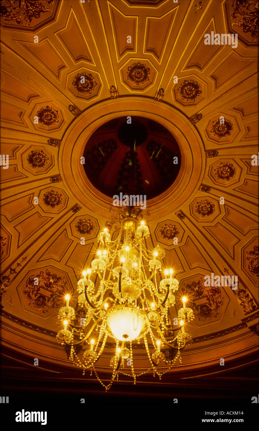 Particolare del soffitto e lampadario di Duca di Yorks theatre London costruito nel 1892 progettato da Walter Emden Foto Stock