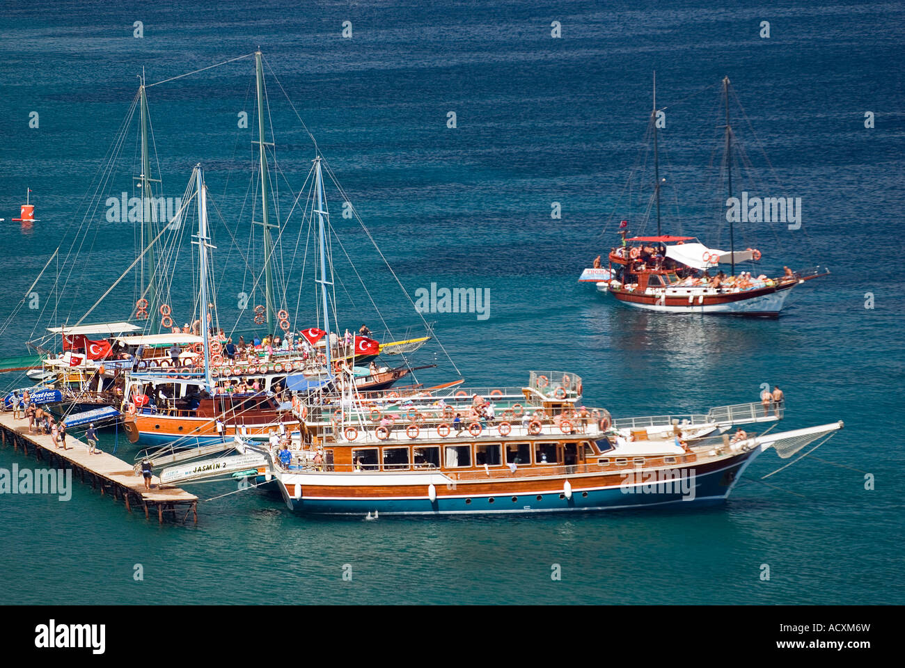 Tour barche ancorate in Kargi Bay Bodrum, costa Egea, Turchia Foto Stock