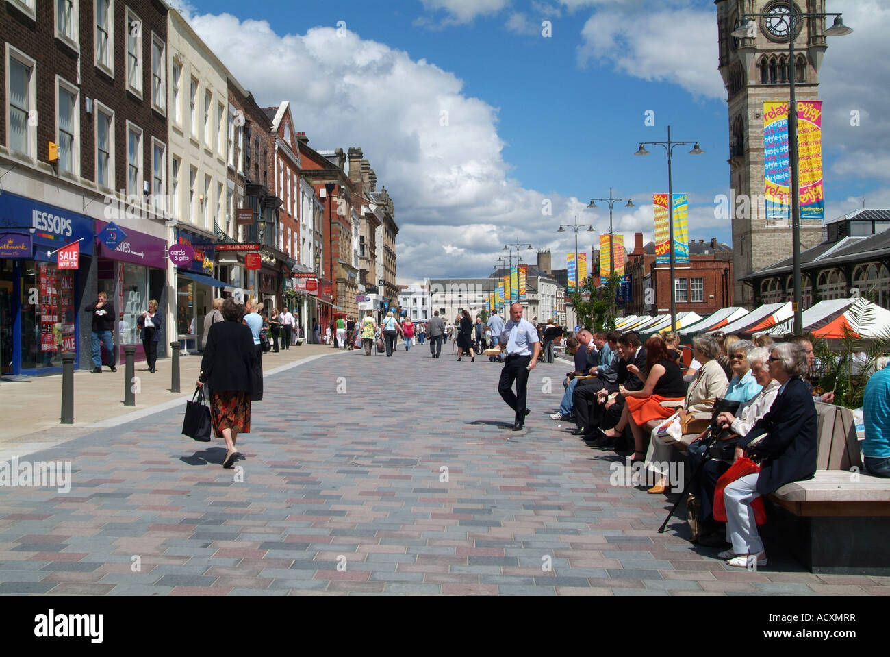 Gli amanti dello shopping godendo il sole, alta fila, Darlington Town Center, Nord Est Inghilterra Foto Stock