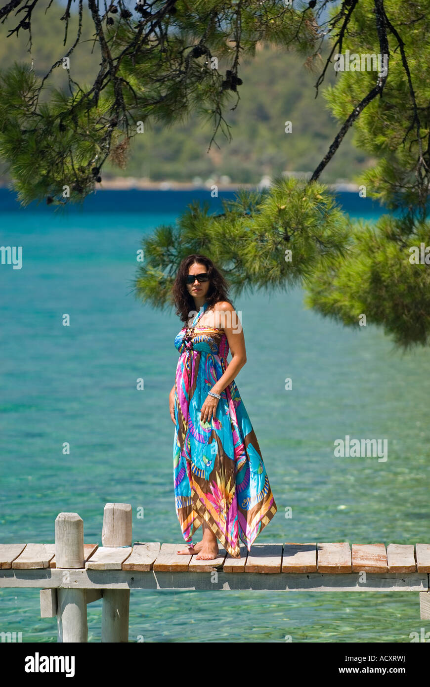 Mediterraneo ragazza in un abito in seta, Baia di Gokova Turchia. Foto Stock