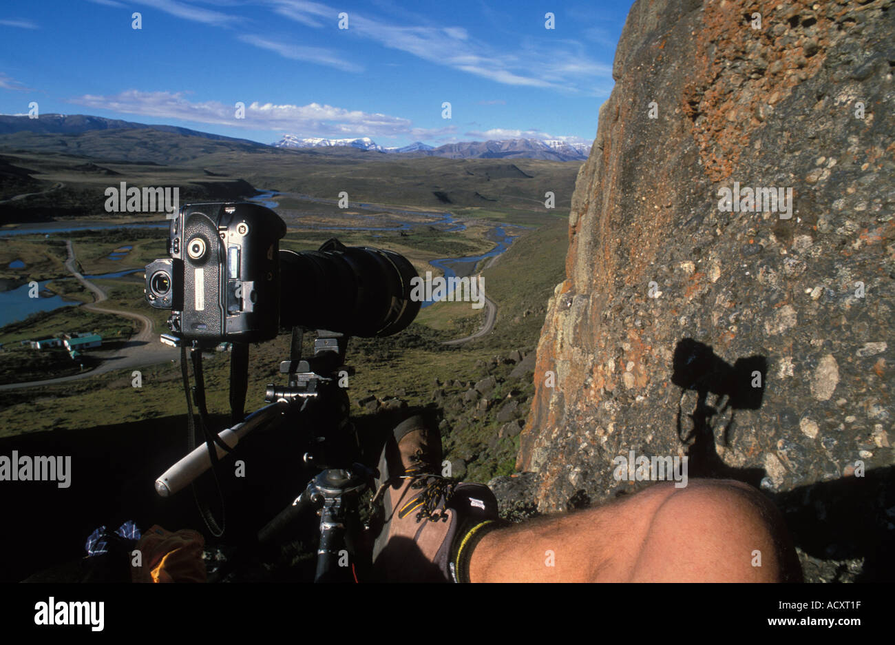 Professional Wildlife Photographer Simon Littlejohn in attesa su roccia vicino al nido delle aquile nel parco nazionale Torres del Paine Foto Stock