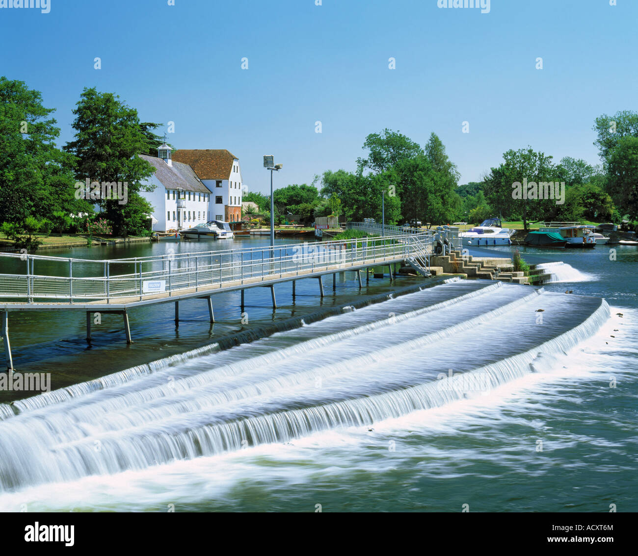 GB BUCKINGHAMSHIRE HAMBLEDON MILL WEIR Fiume Tamigi Foto Stock