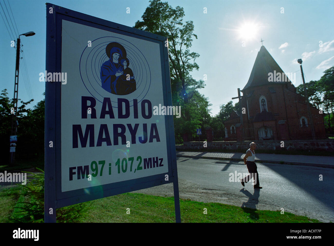 Un cartello con il logo della stazione radio cattolica Radio Maryja, Polonia Foto Stock