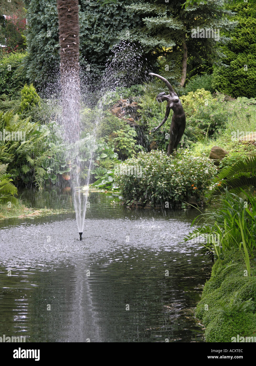 Fontana in uno stagno a Compton Acres Foto Stock