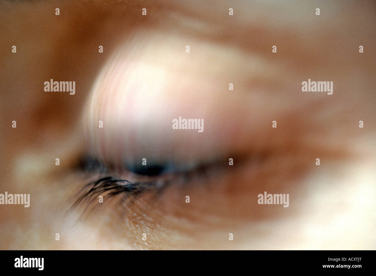Close-up di una donna di occhio sinistro lampeggia. Vedere anche ACKEPP dell'immagine. Foto Stock