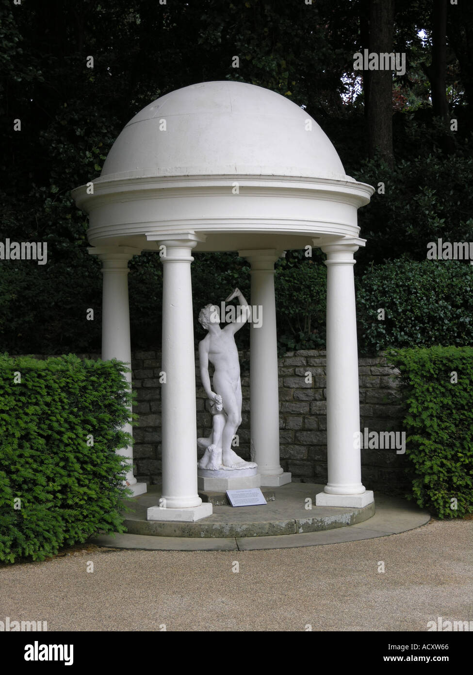 Statua di Bacco in forma di cupola edificio a Compton Acres in Dorset Foto Stock