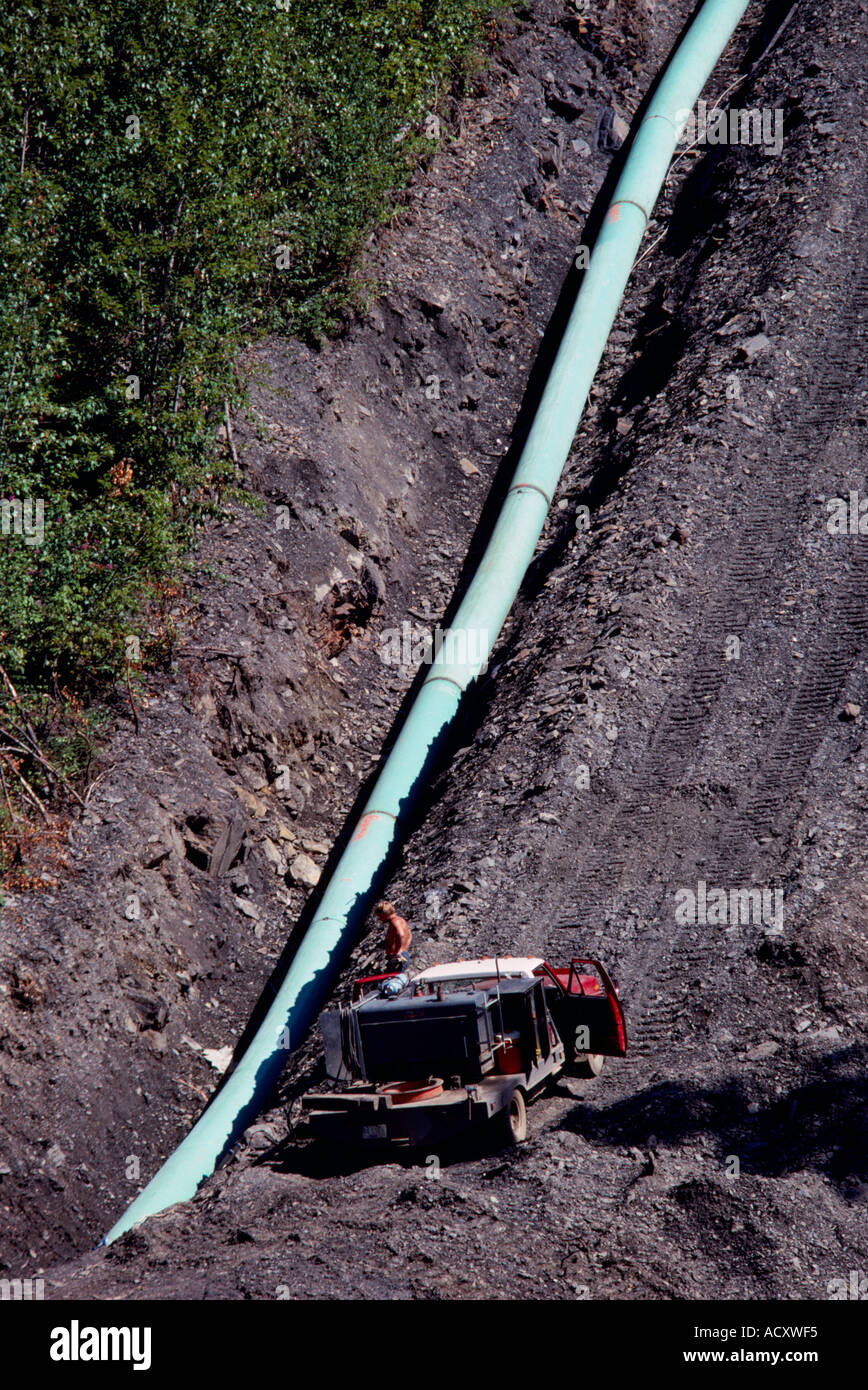 Una conduttura di gas naturale in una trincea in British Columbia settentrionale del Canada Foto Stock
