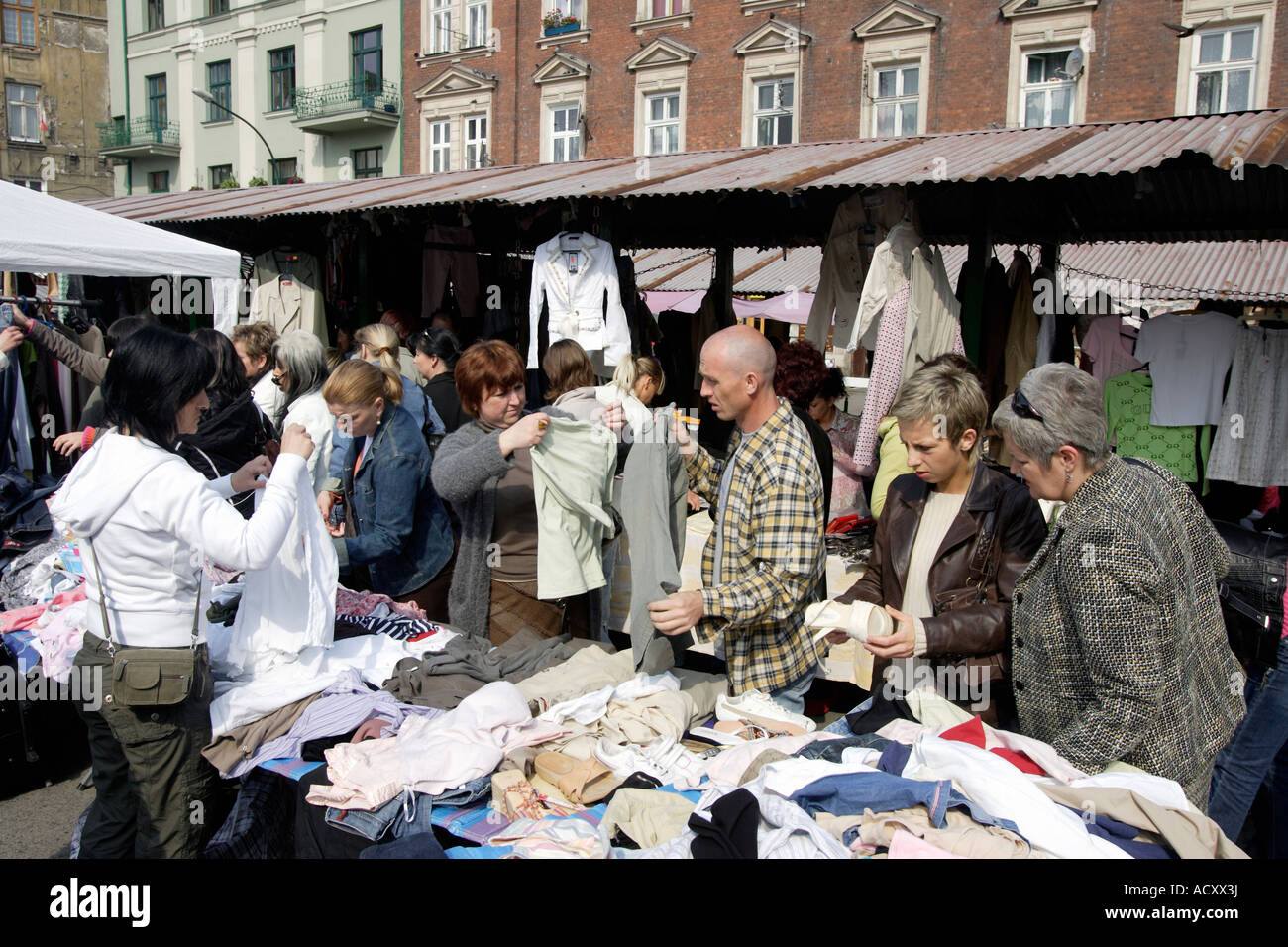 Vestiti mercato alla nuova piazza a Cracovia, Polonia Foto Stock