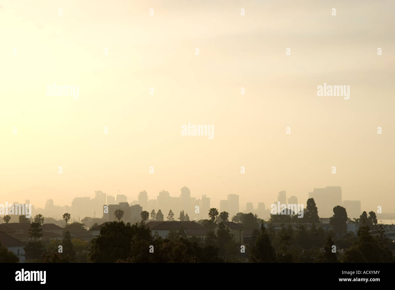 Distante dello skyline della città e cielo nebuloso di prima mattina a San Diego in California Foto Stock