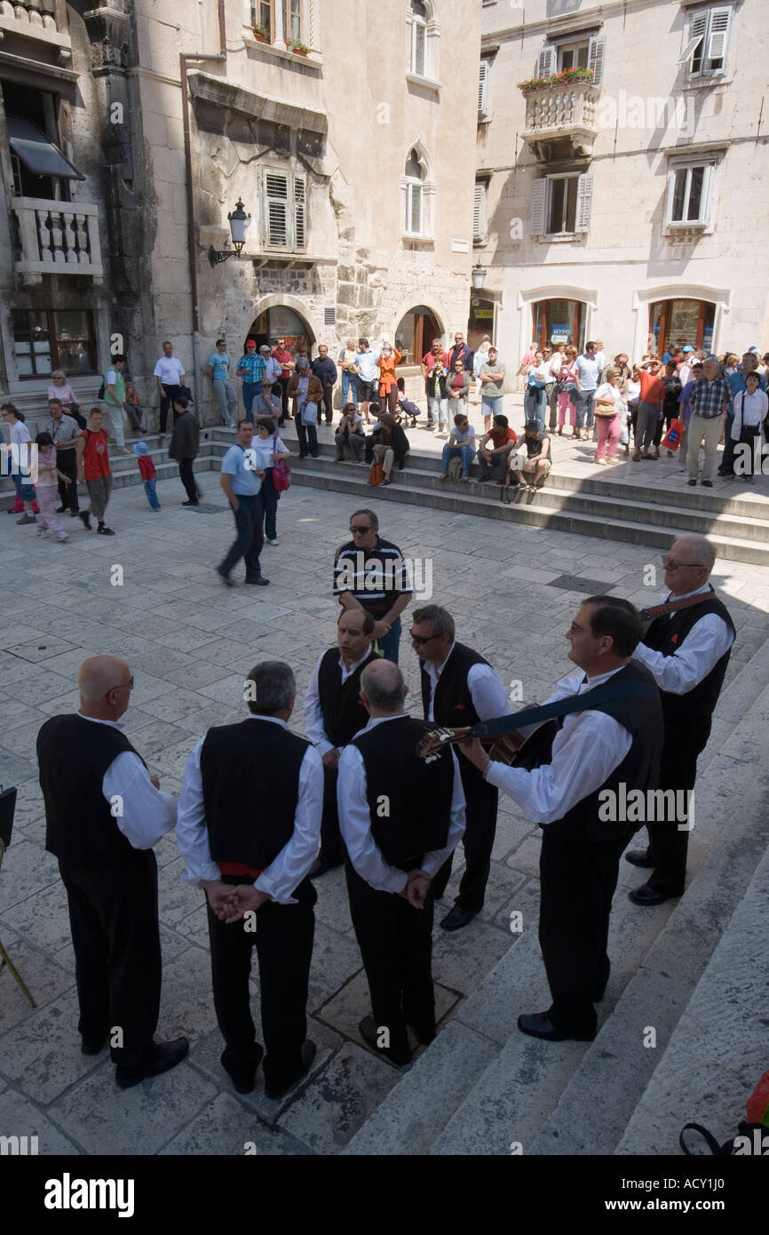 Il croato musicisti cantando in Diolectian s Palace in Split Croazia Foto Stock