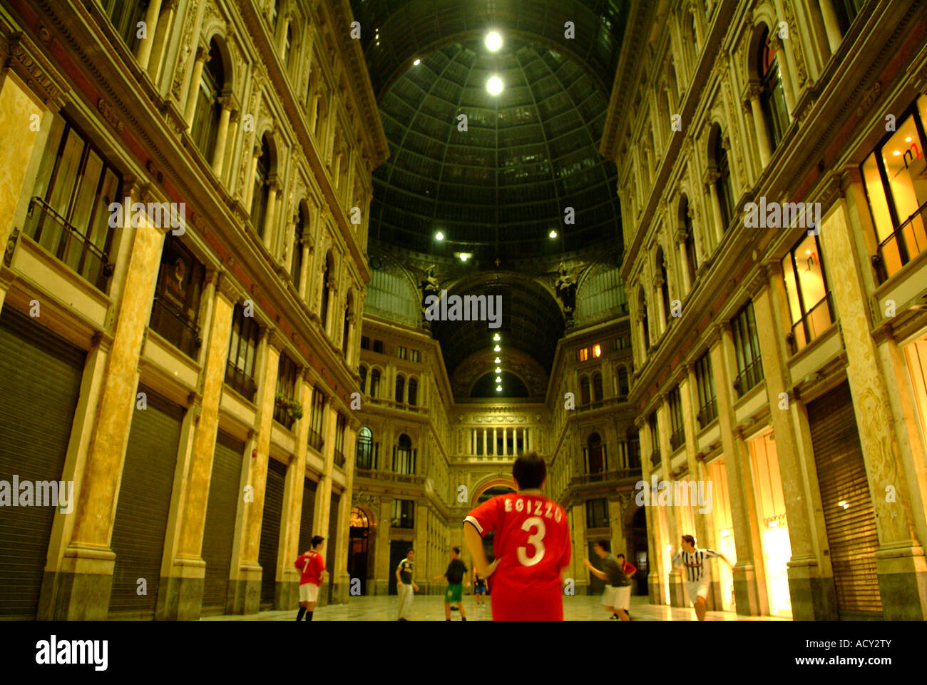 Giocare a calcio in hall2, Napoli, Italia Foto Stock