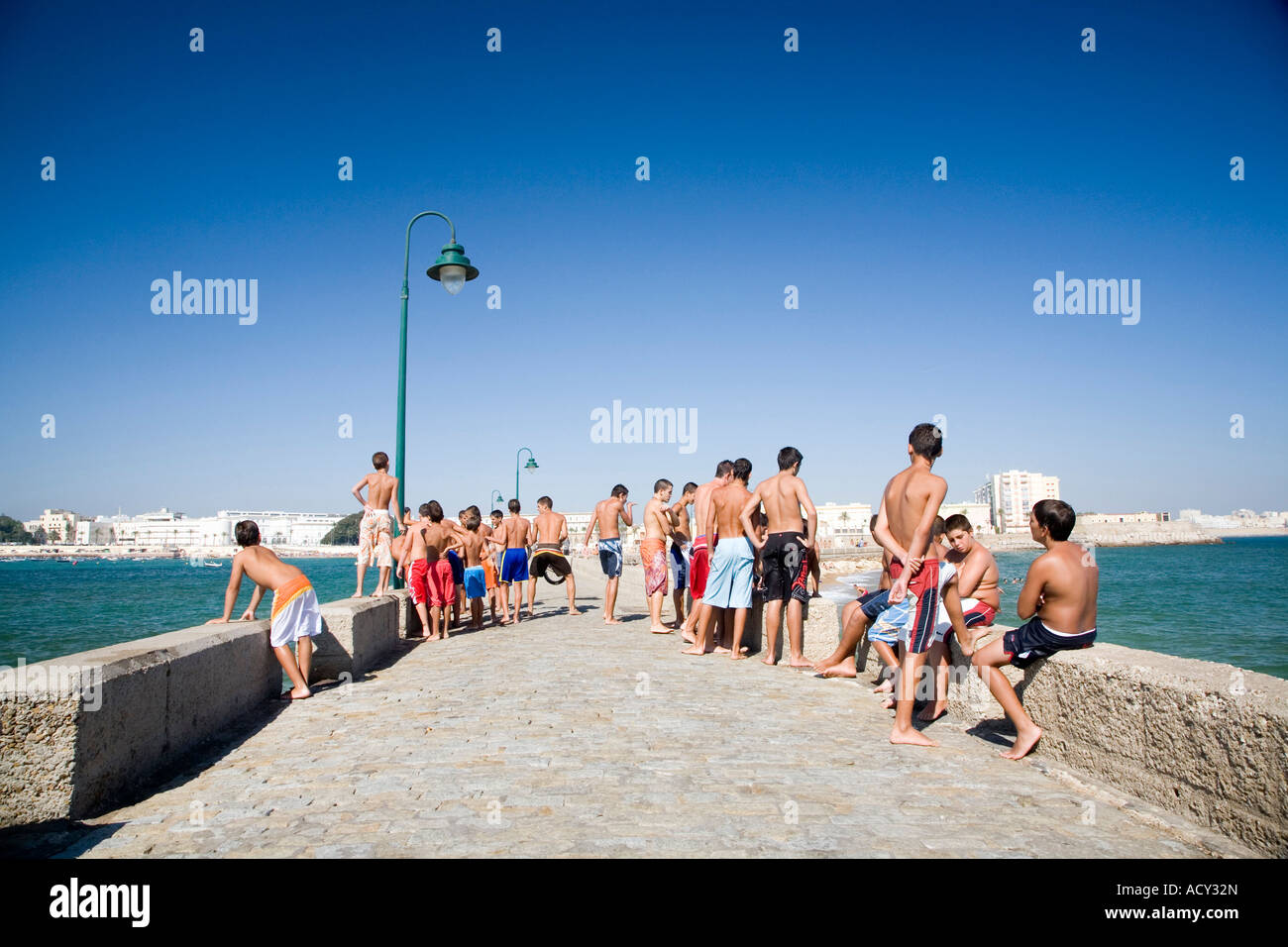 Passerella Pedonale che conduce a San Sebastian il castello di Cadiz, Spagna Foto Stock