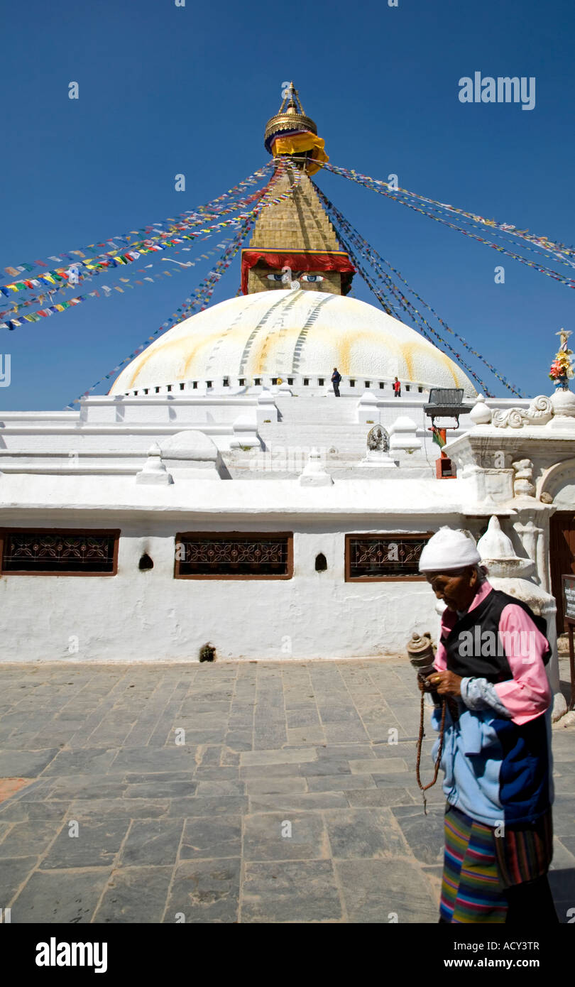 Il Tibetano donna fa roteare la sua preghiera ruota. Bodhnath Stupa.Kathmandu.Nepal Foto Stock