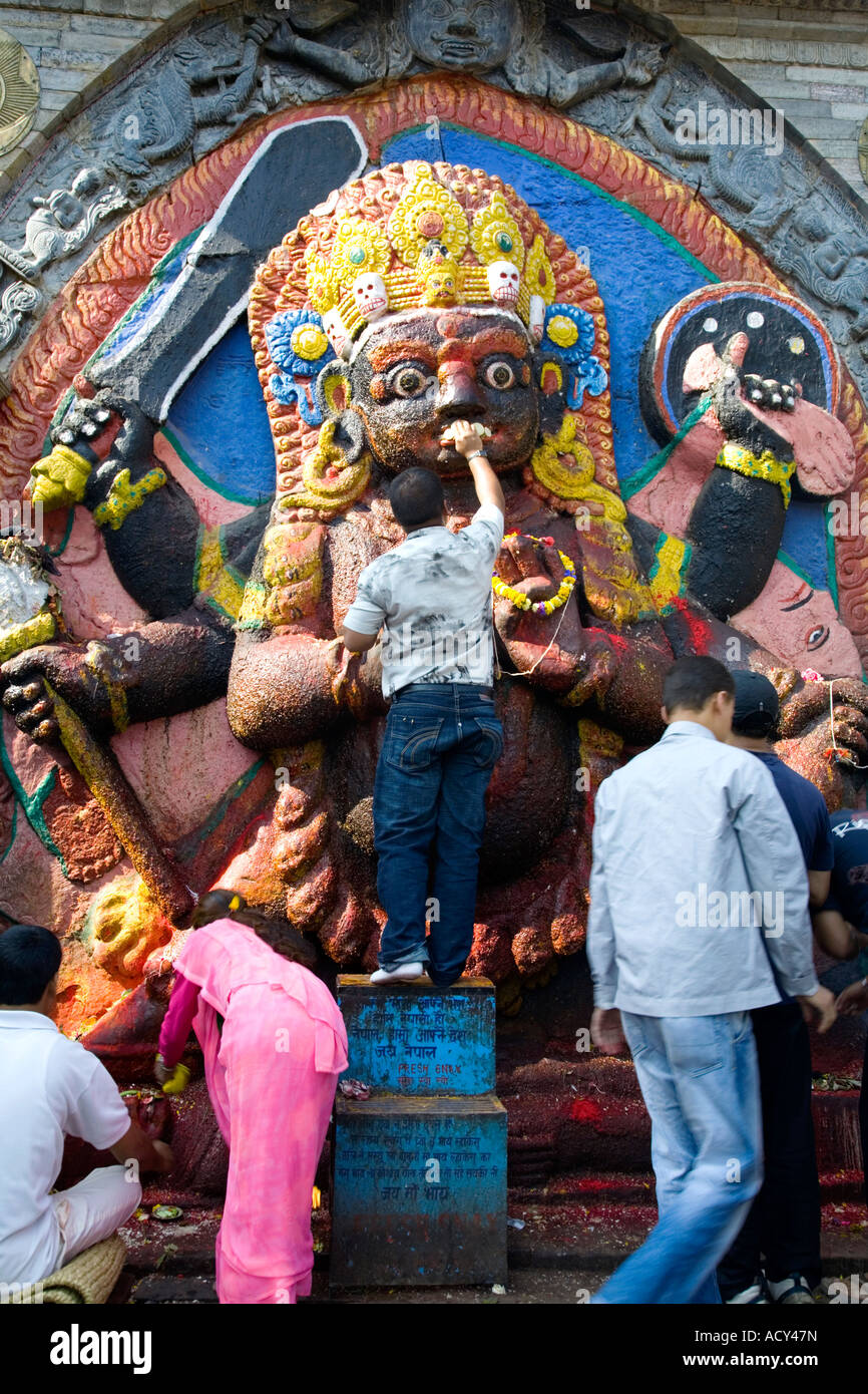 Persone adorare Kala Bhairab.Durbar Square.Kathmandu.Nepal Foto Stock