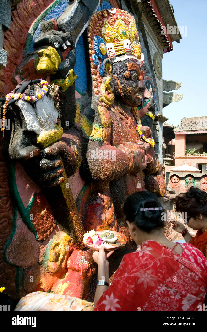 I devoti dando un offerta di Kala Bhairab. Durbar Square. Kathmandu. Il Nepal Foto Stock