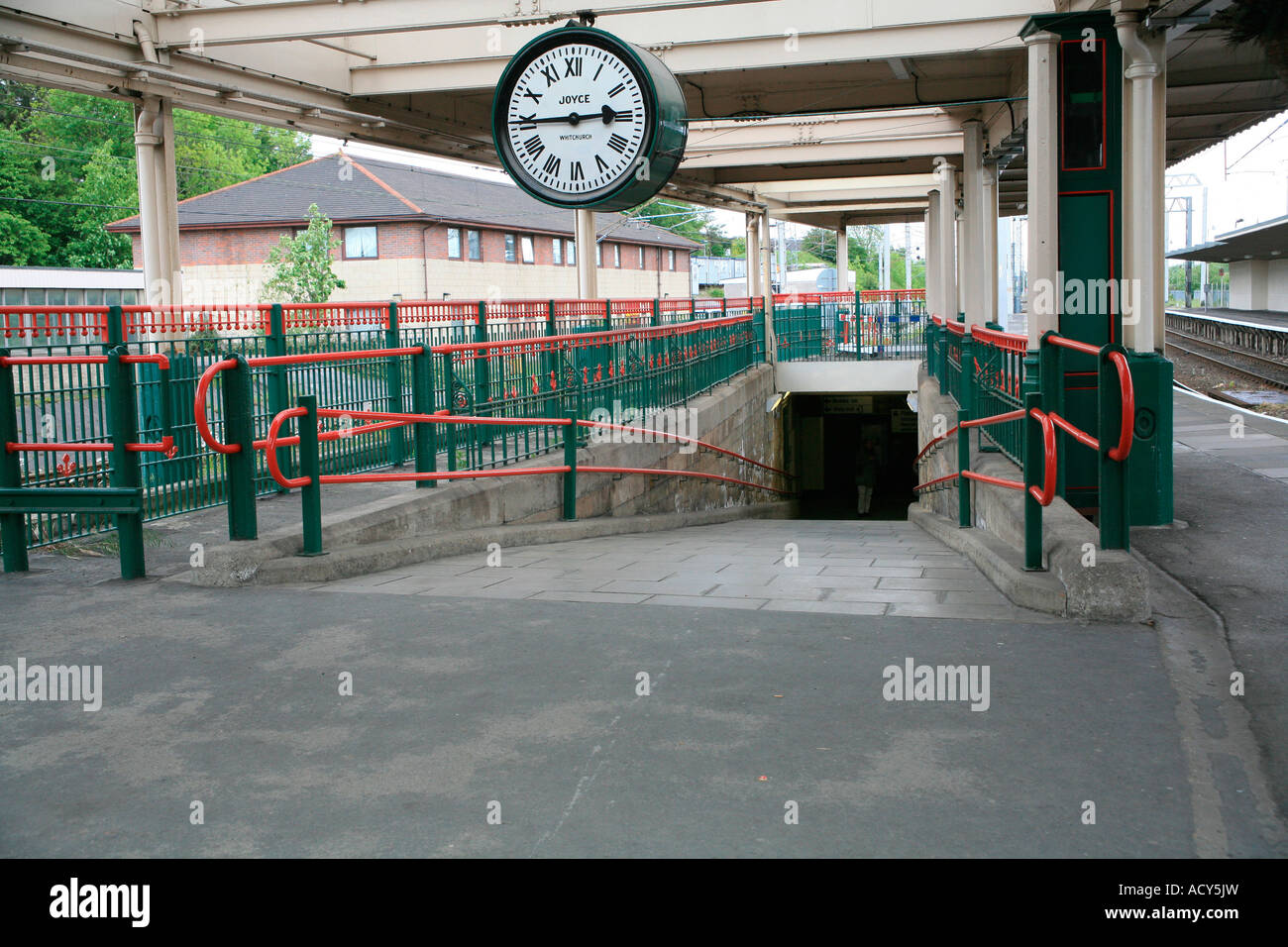 Breve incontro orologio a Carnforth stazione ferroviaria, Lancashire Foto Stock