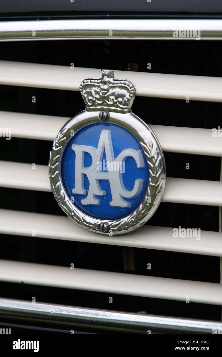 Vecchio RAC badge sulla griglia in auto d'epoca, mostra al Castello di Fyvie, Aberdeenshire, Scotland, Regno Unito Foto Stock