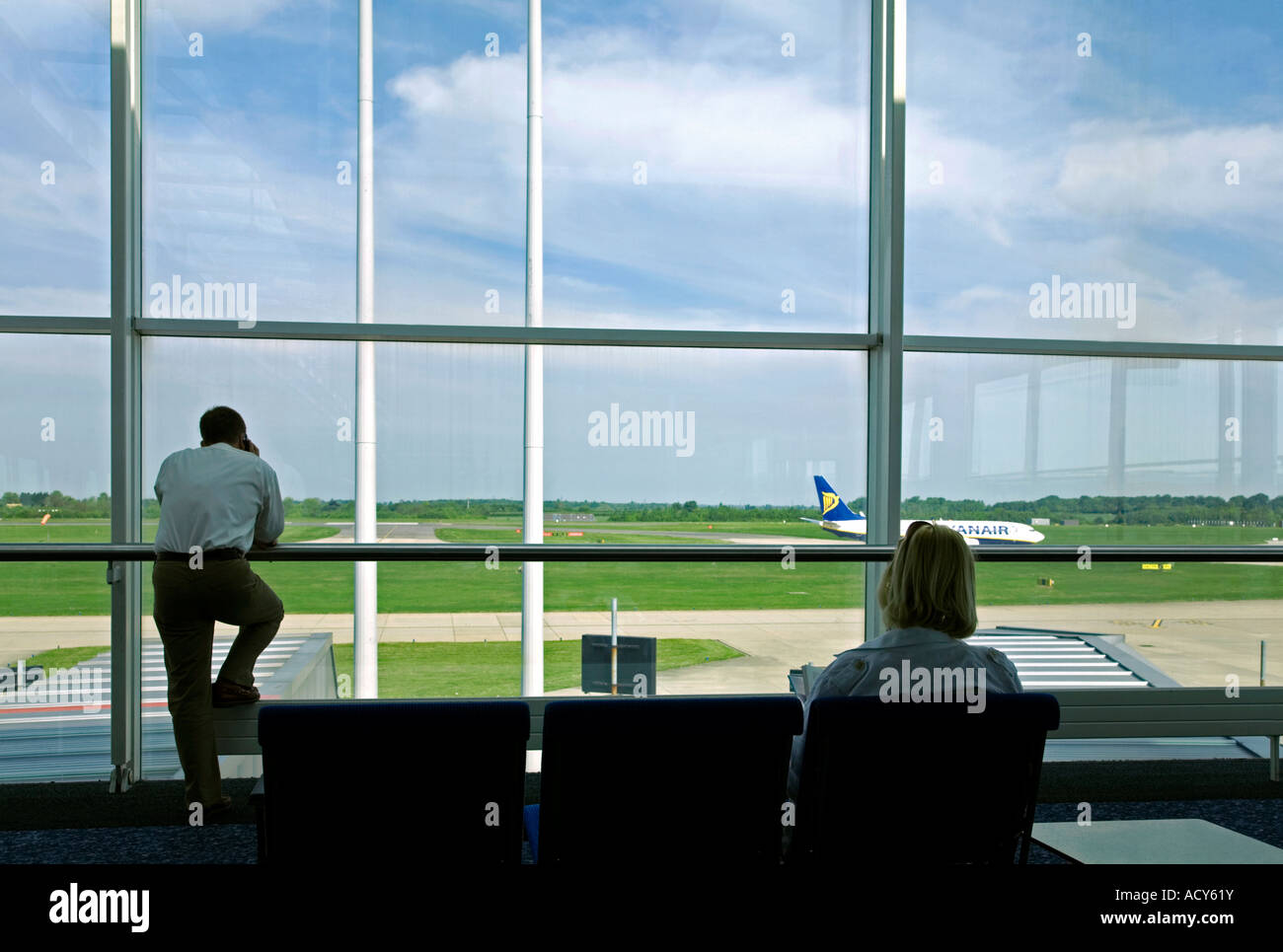 Persone in attesa al cancello di imbarco. L'aeroporto di Stansted. Regno Unito Foto Stock