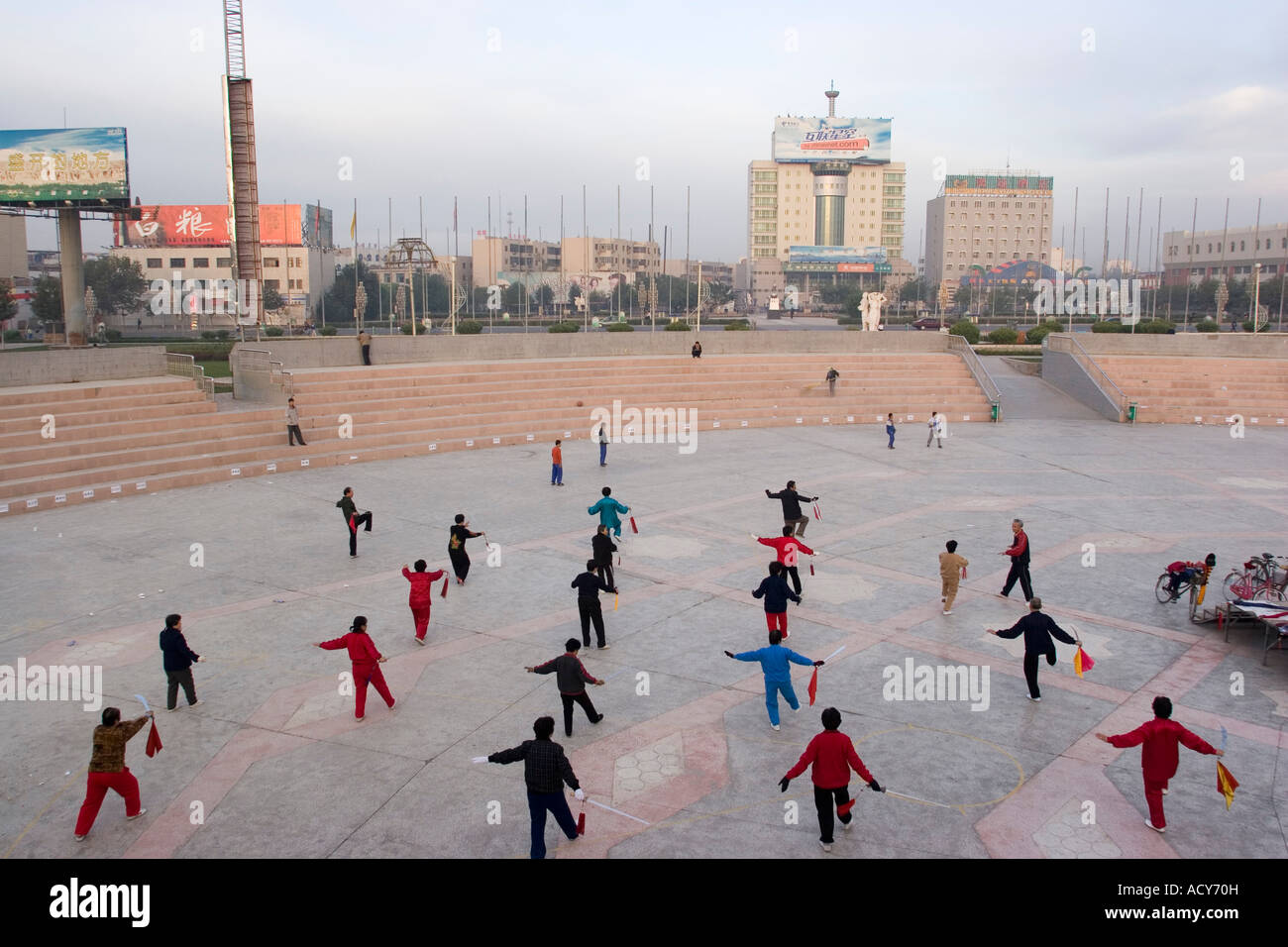 Han cinesi esercizio all'alba nella centrale piazza Turpan, Xinjiang, Cina Foto Stock
