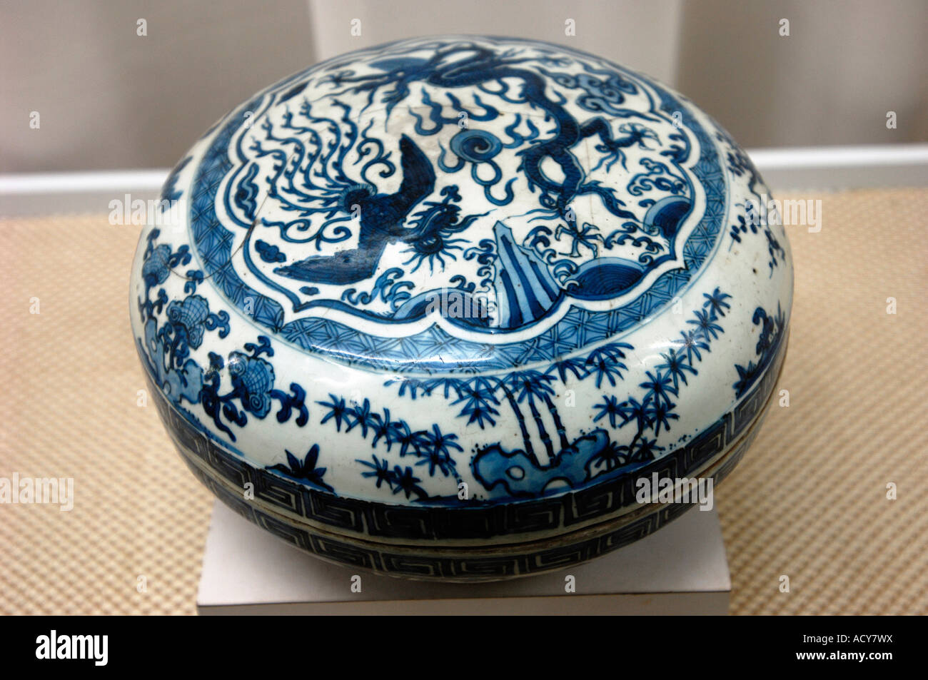 La Dinastia Ming blu e bianca porcellana scatola in un museo di Jingdezhen Jiangxi Cina 16 Giu 2007 Foto Stock