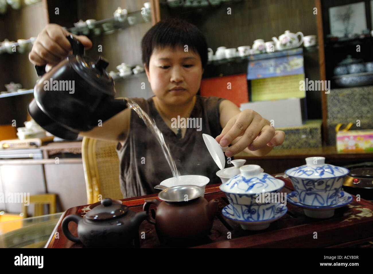 Tea shop proprietario Tan pratiche Meihua cerimonia del tè cinese in Jingdezhe, Jiangxi, Cina. 16-giu-2007 Foto Stock