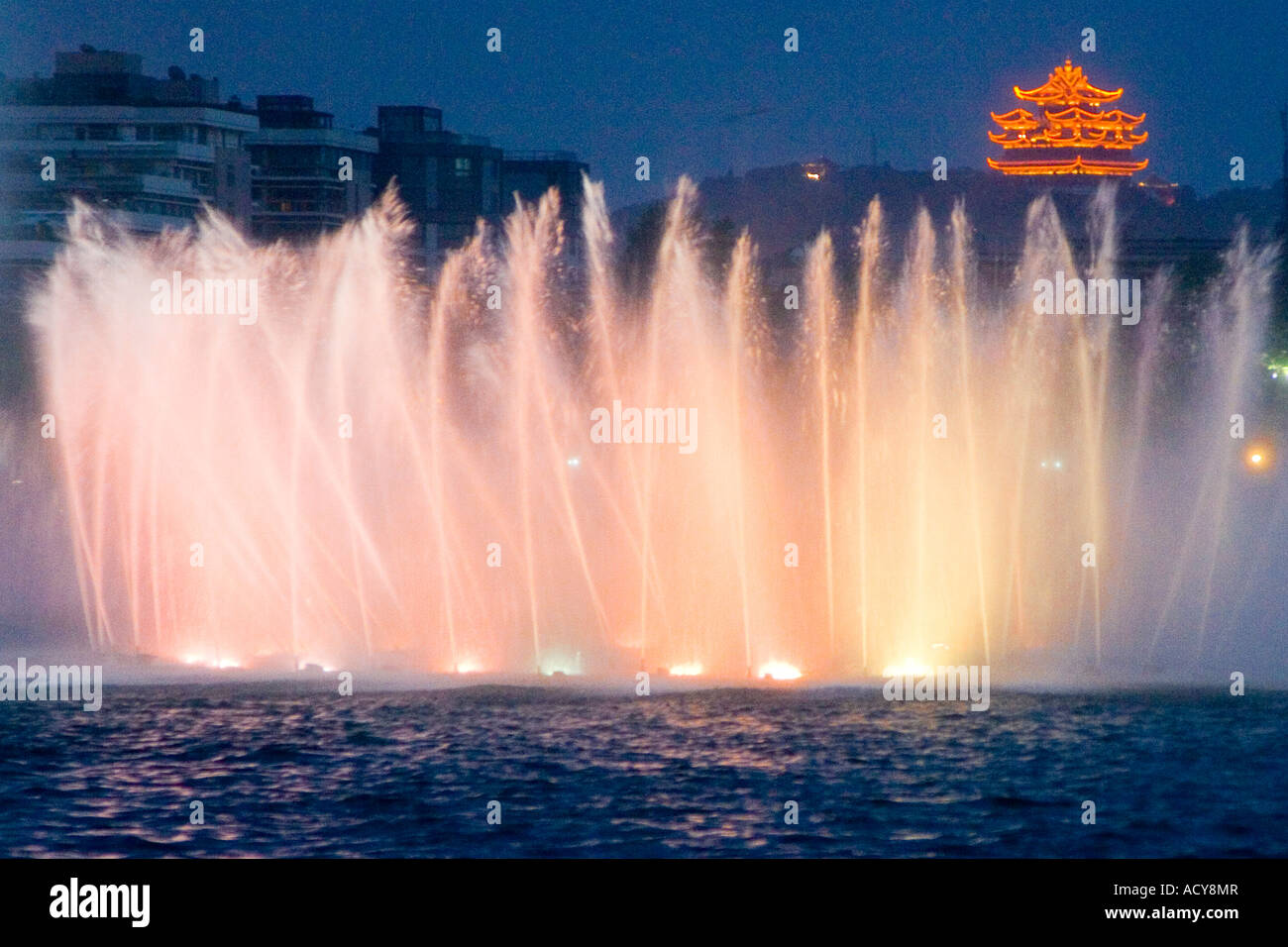 Fontana di acqua Light Show Xi Hu o West Lake Hangzhou Cina Foto Stock