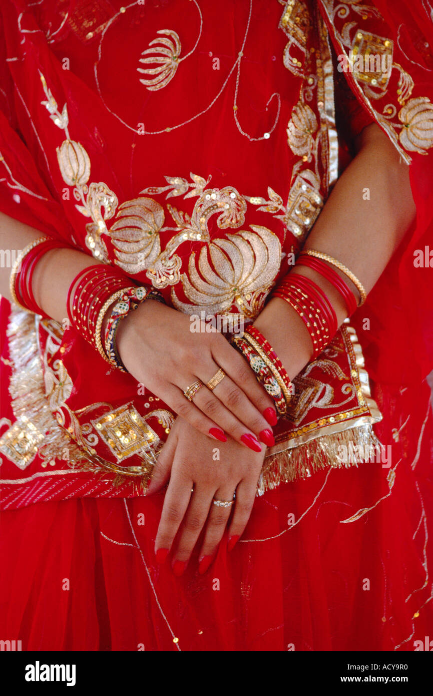 Mani e gioielli di Jaipur sposa di con tradizionale oro rosso ricamato WEDDING SARI RAJASTHAN IN INDIA Foto Stock