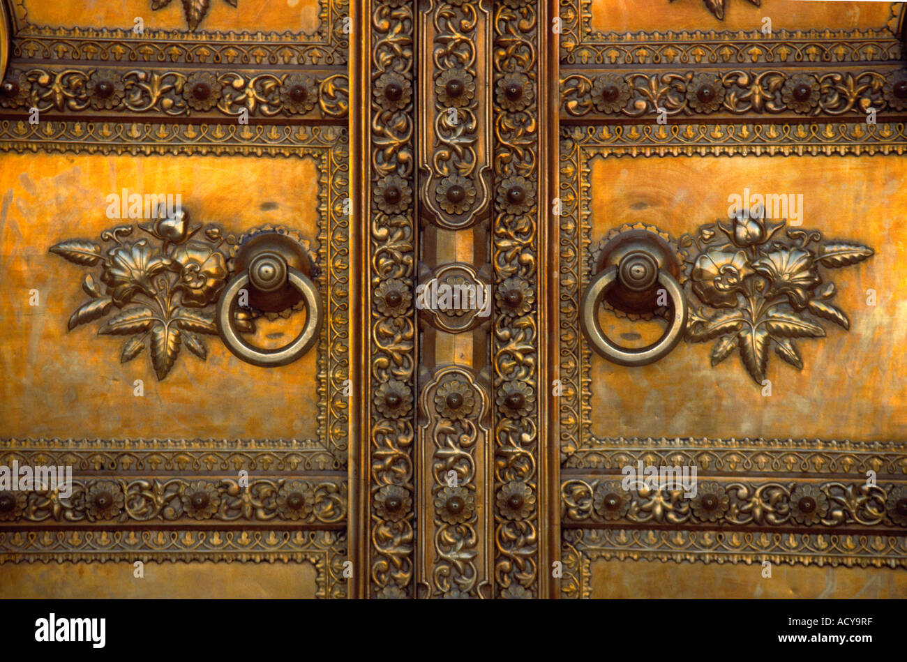 Una porta dorata con disegni floreali all'ingresso del palazzo di città di  Jaipur India Rajasthan Foto stock - Alamy