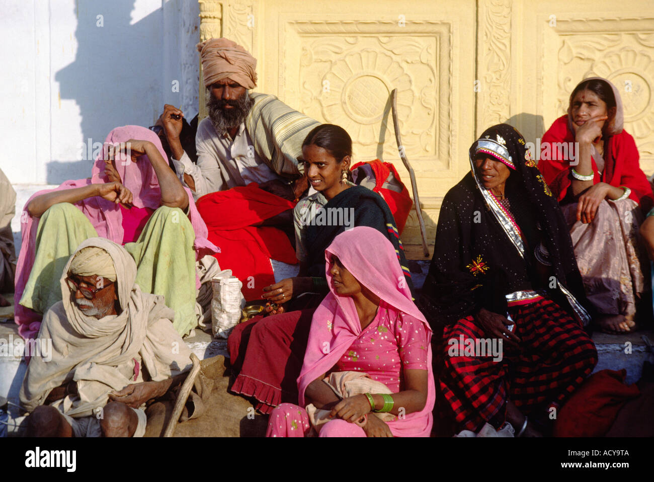 Pellegrini sulla scalinata del vecchio tempio RANGJI a PUSHKAR CAMEL FAIR 5 giorni di festa religiosa Rajasthan in India Foto Stock