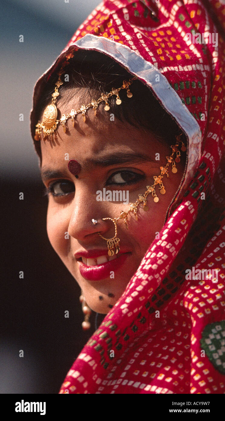 Ritratto di una ragazza di Rajasthani durante uno spettacolo di danza tradizionale a PUSHKAR CAMEL FAIR RAJASTHAN IN INDIA Foto Stock