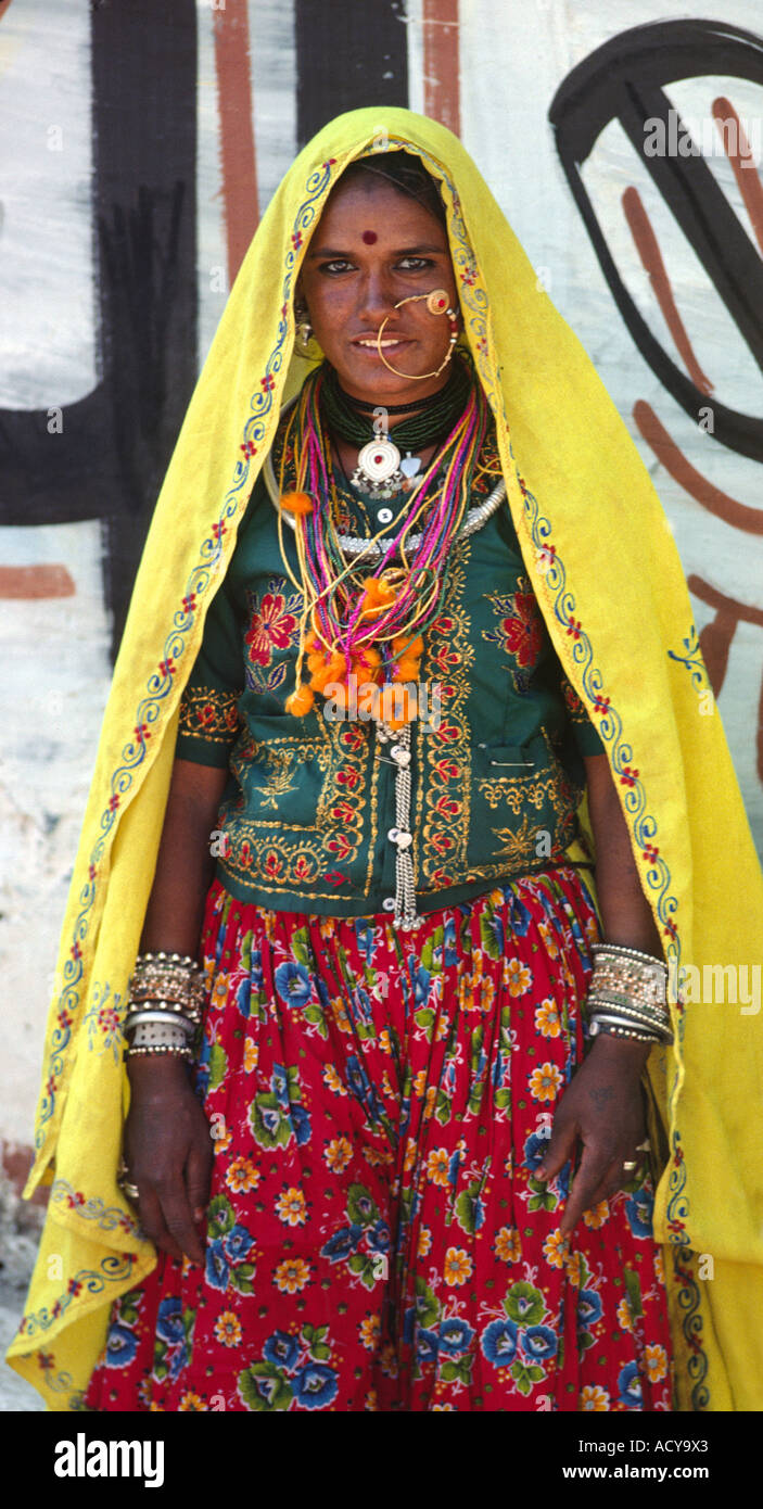 Ritratto di una donna BANJARI con un anello d'oro per il naso in costumi tribali a PUSHKAR CAMEL FAIR RAJASTHAN IN INDIA Foto Stock