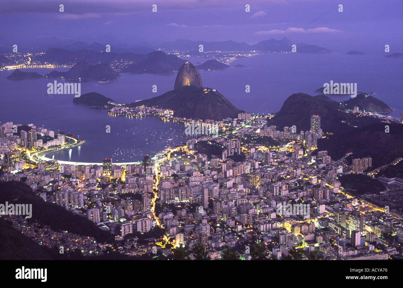 Brasil Rio de Janeiro Pao de Acucar Botafogo baia di notte vista dal monte Corcovado 710m Foto Stock