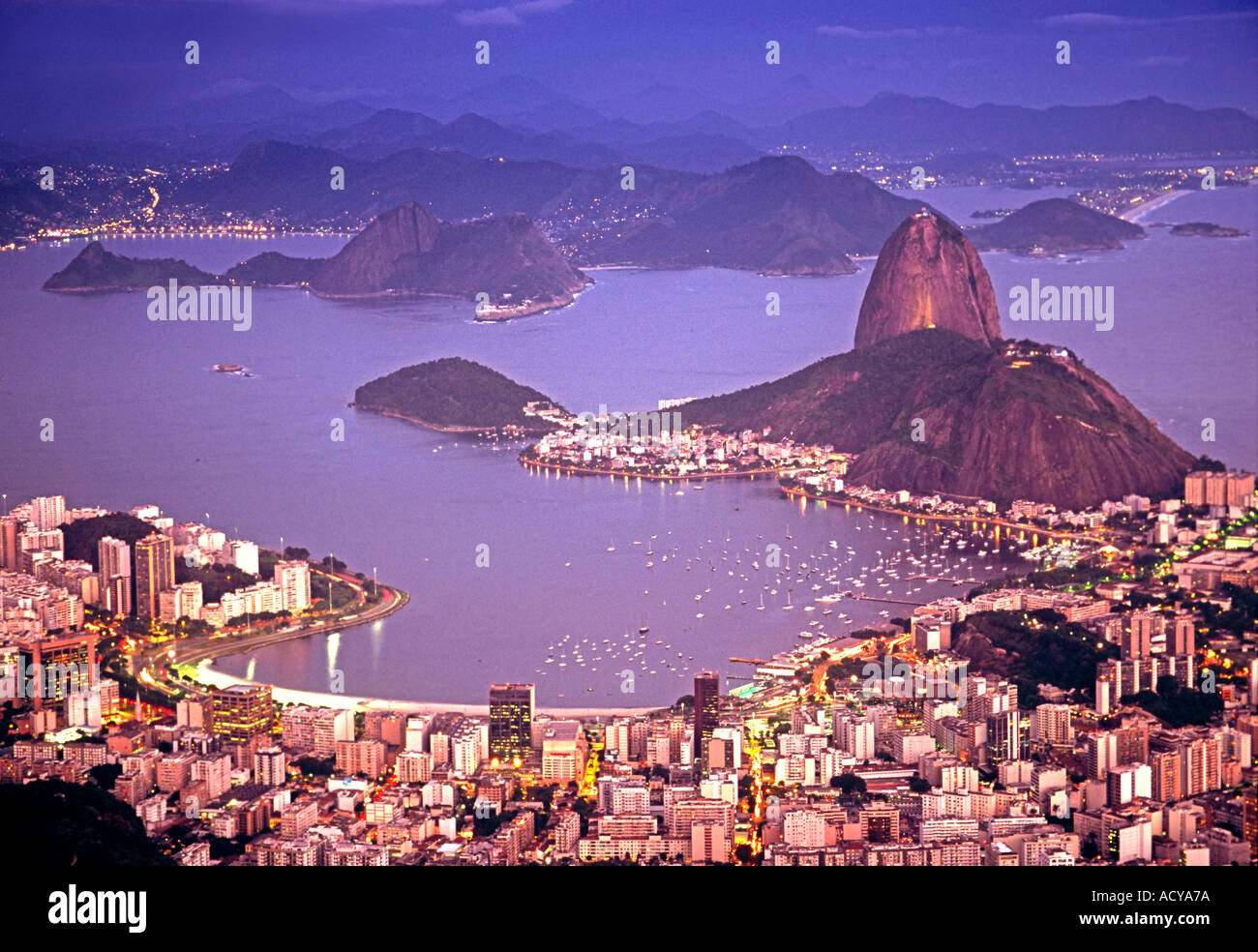 Brasil Rio de Janeiro Pao de Acucar Botafogo baia di notte vista dal monte Corcovado 710m Foto Stock