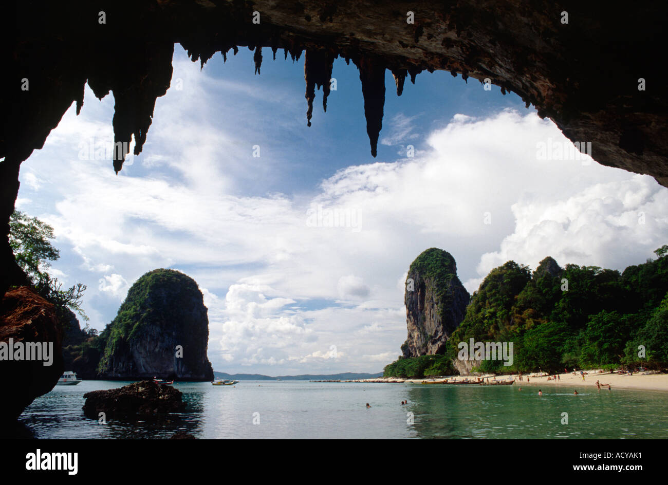 Chiare acque tropicali scogliere calcaree come visto da dentro una grotta nel beach resort di Krabi sul Mare delle Andamane Thailandia Foto Stock