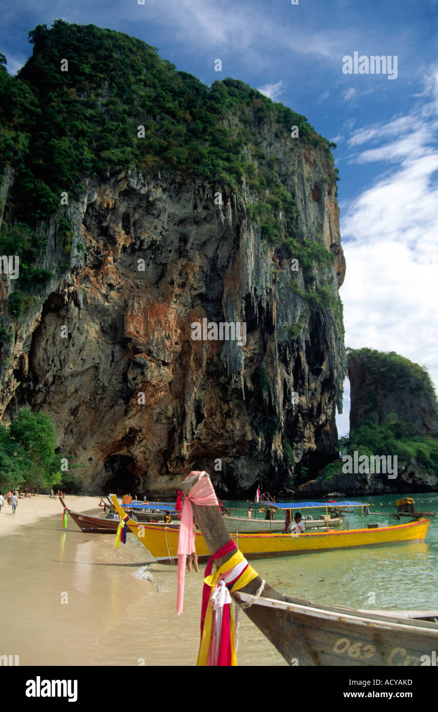 Barche lungo la linea della spiaggia e sono il solo modo nel beach resort di Krabi che è situato su una penisola della Thailandia Foto Stock