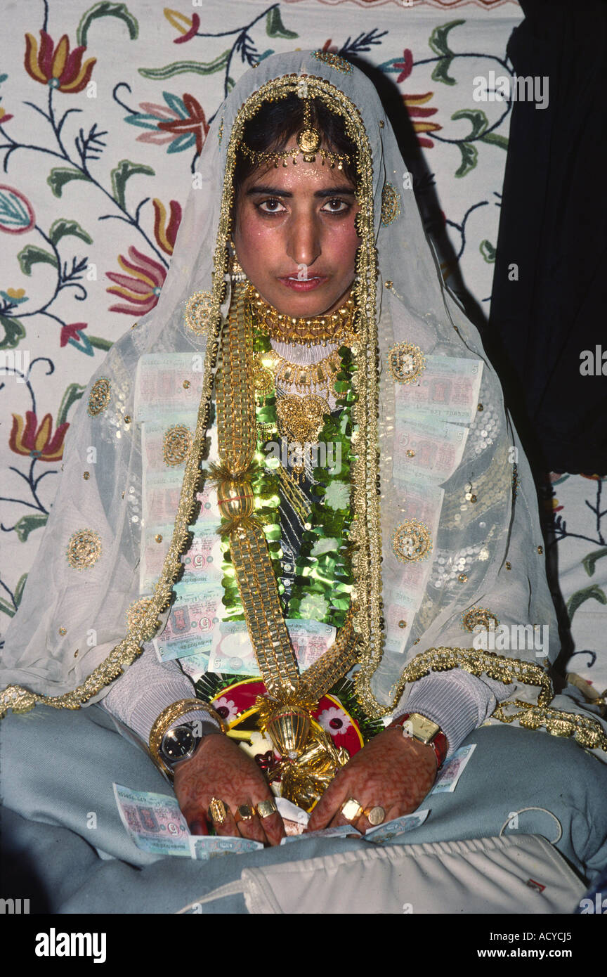 Sposa del Kashmir con gioielli in oro e la collana di denaro a un matrimonio musulmano su dal lago in SRINIGAR KASHMIR INDIA Foto Stock