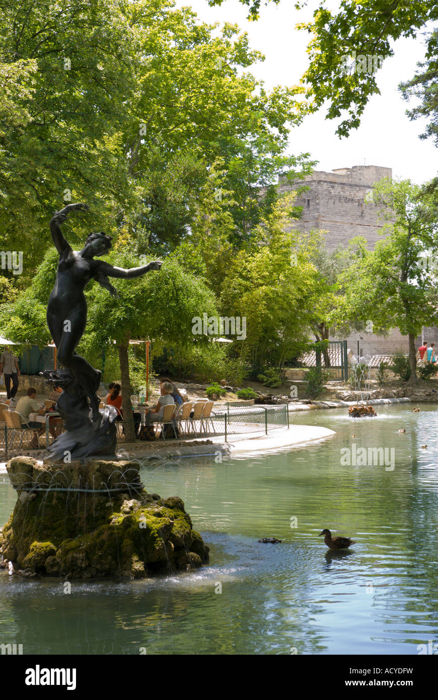 Avignon Francia Rocher des Doms lago ornamentale con statua Foto Stock