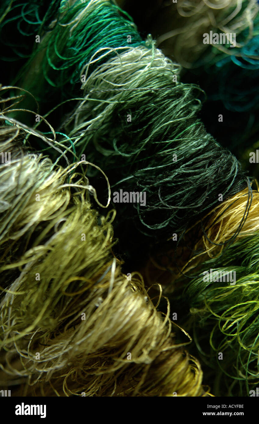 Ricamo colorati fili di seta pronte per essere utilizzate in una fabbrica in Cina Suzhou Foto Stock