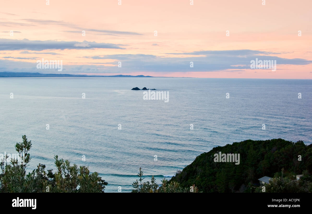 Immagine guardando fuori dalla costa di una piccola isola nel mare Foto Stock