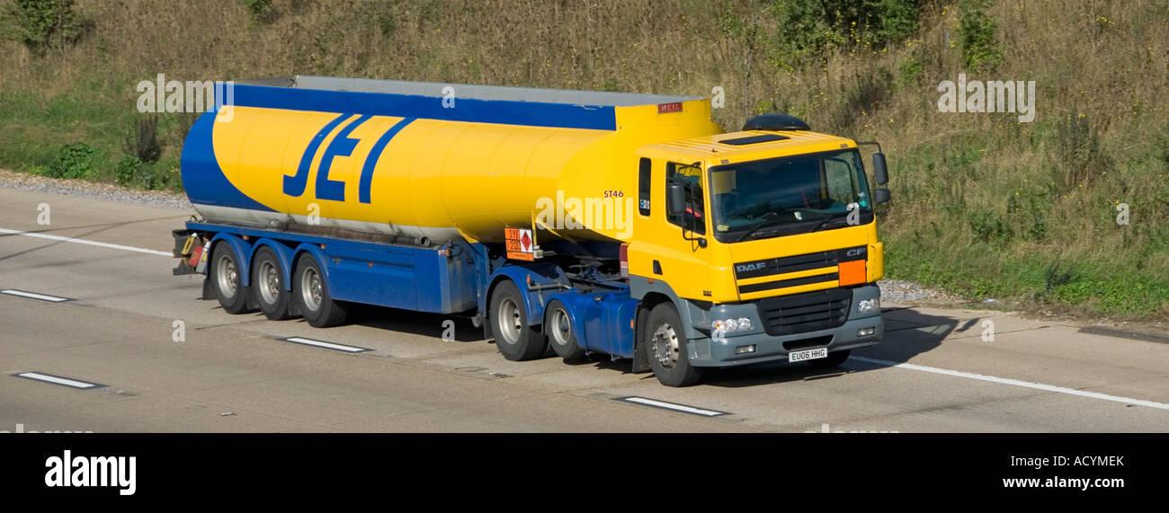 M25 Autostrada jet fuel delivery cisterna rimorchio e DAF trattore unità con Hazchem segni Foto Stock