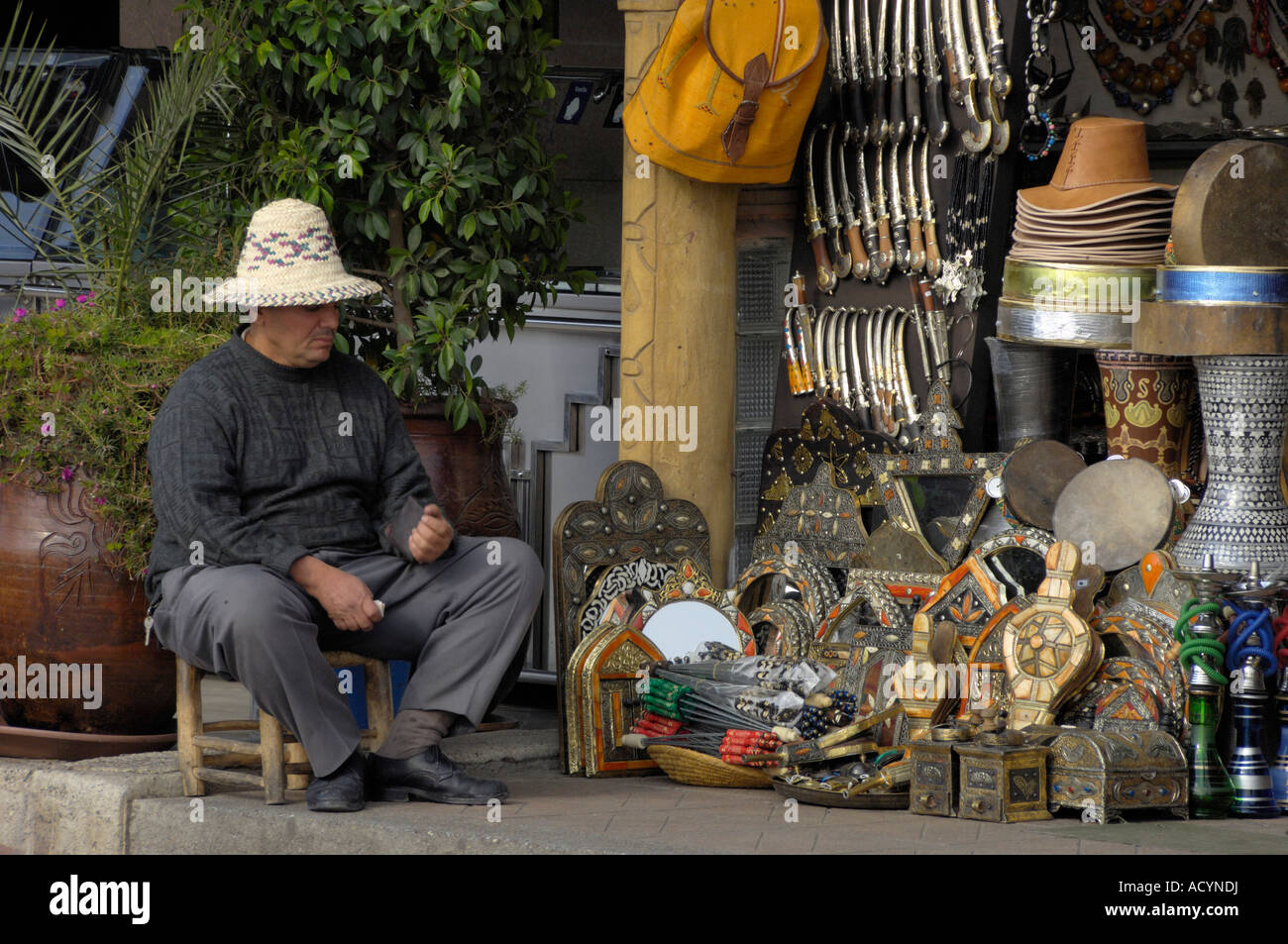 L'uomo vendere mercanzia tradizionale Marrakech Marocco Africa del Nord Foto Stock