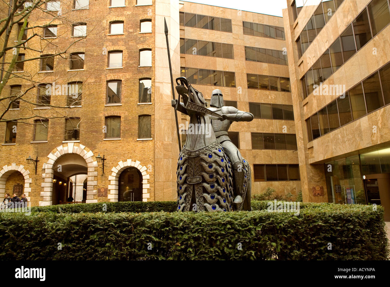 Il Cnihtengild statua in Cutlers Gardens rinnovato del XVIII secolo i magazzini della East India Company in London Inghilterra England Foto Stock