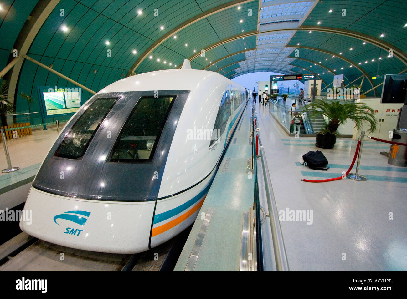 Il cinese Maglev Treno ad alta velocità nella stazione Shanghai in Cina Foto Stock