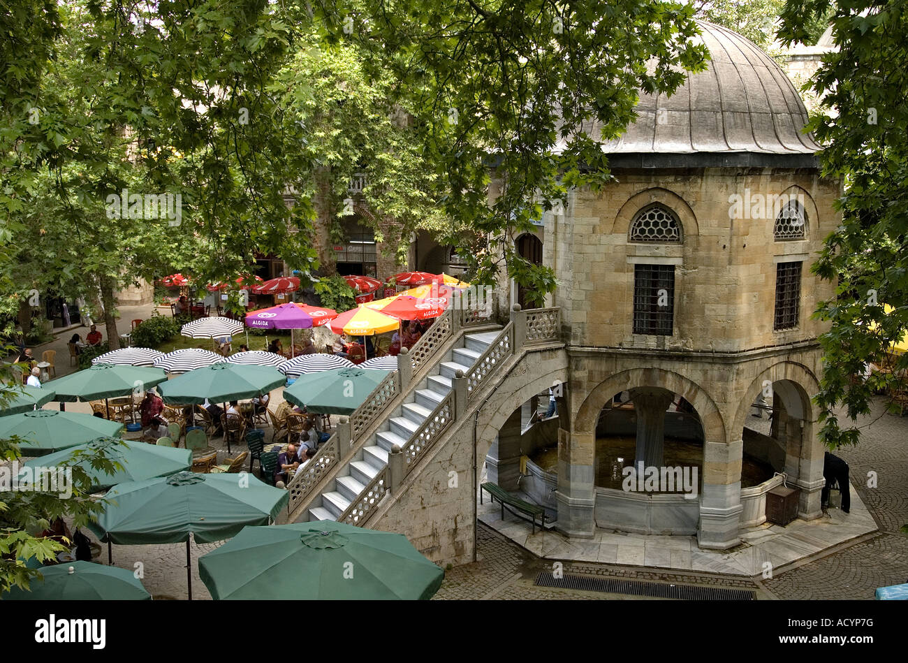 Piccola Moschea Masjid e il Cafe nel cortile di Koza (Cocoon) Han, il Vecchio Mercato della Seta, Bursa, Turchia Foto Stock